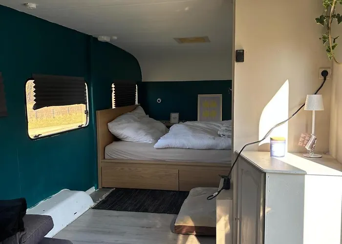 Wohnwagen Auf Tierschutz Landhof Inmitten Der Campingplatz Selmsdorf